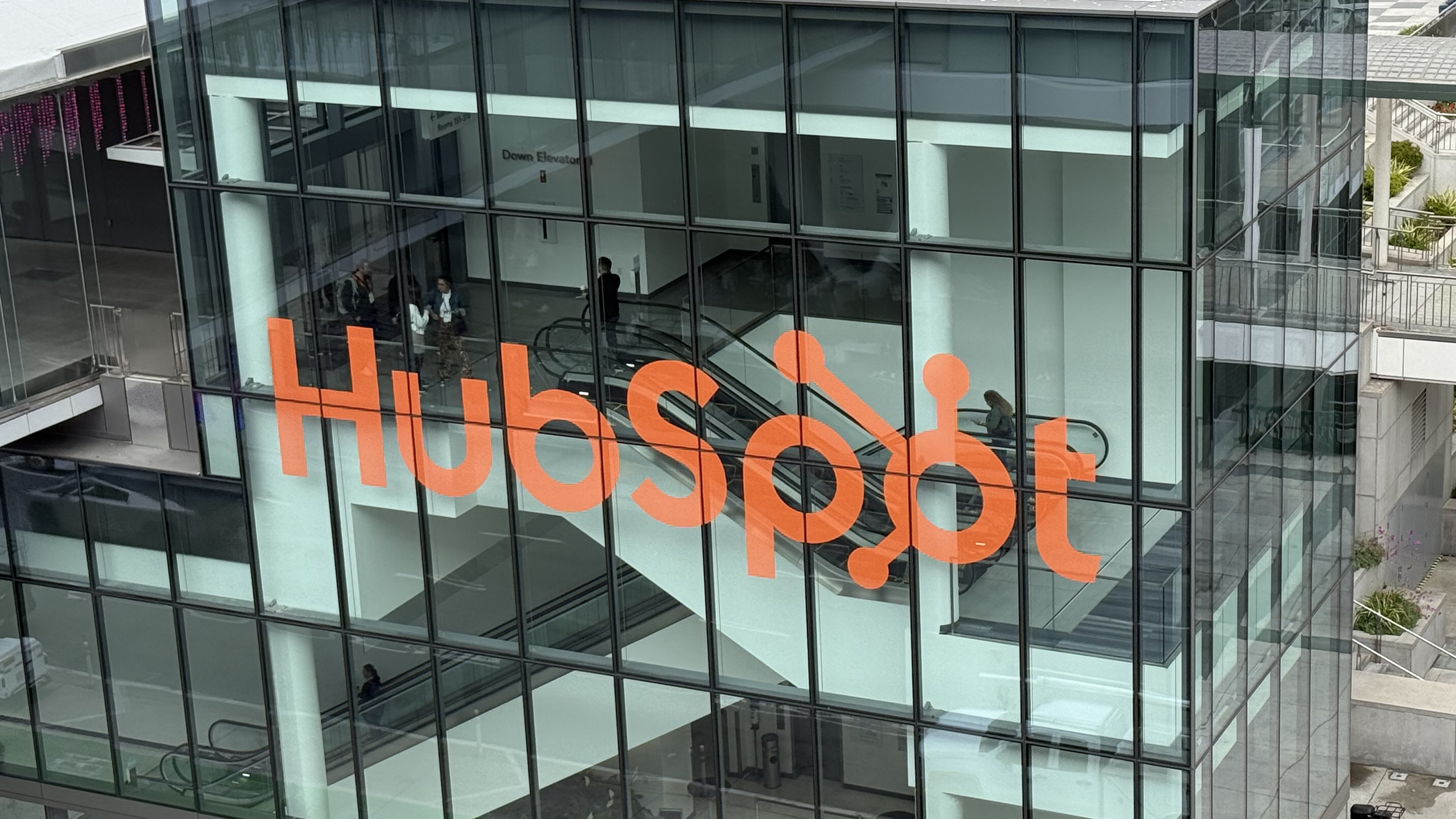 hubspot logo stickied on the side of the moscone center