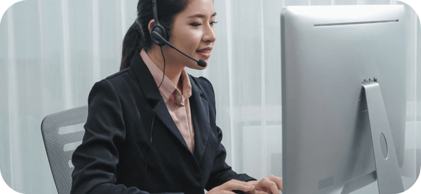 answering service agent logging a call on a desktop